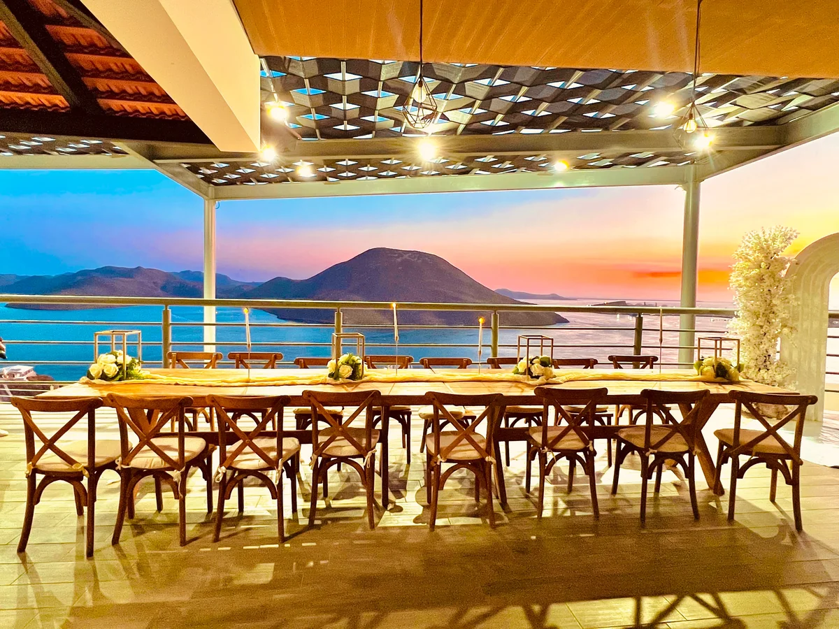 Mesa imperial con sillas Crossback al atardecer frente al lago